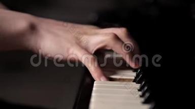 特写一位弹<strong>钢琴</strong>乐器的女孩手键盘音乐家.. <strong>钢琴演奏</strong>会